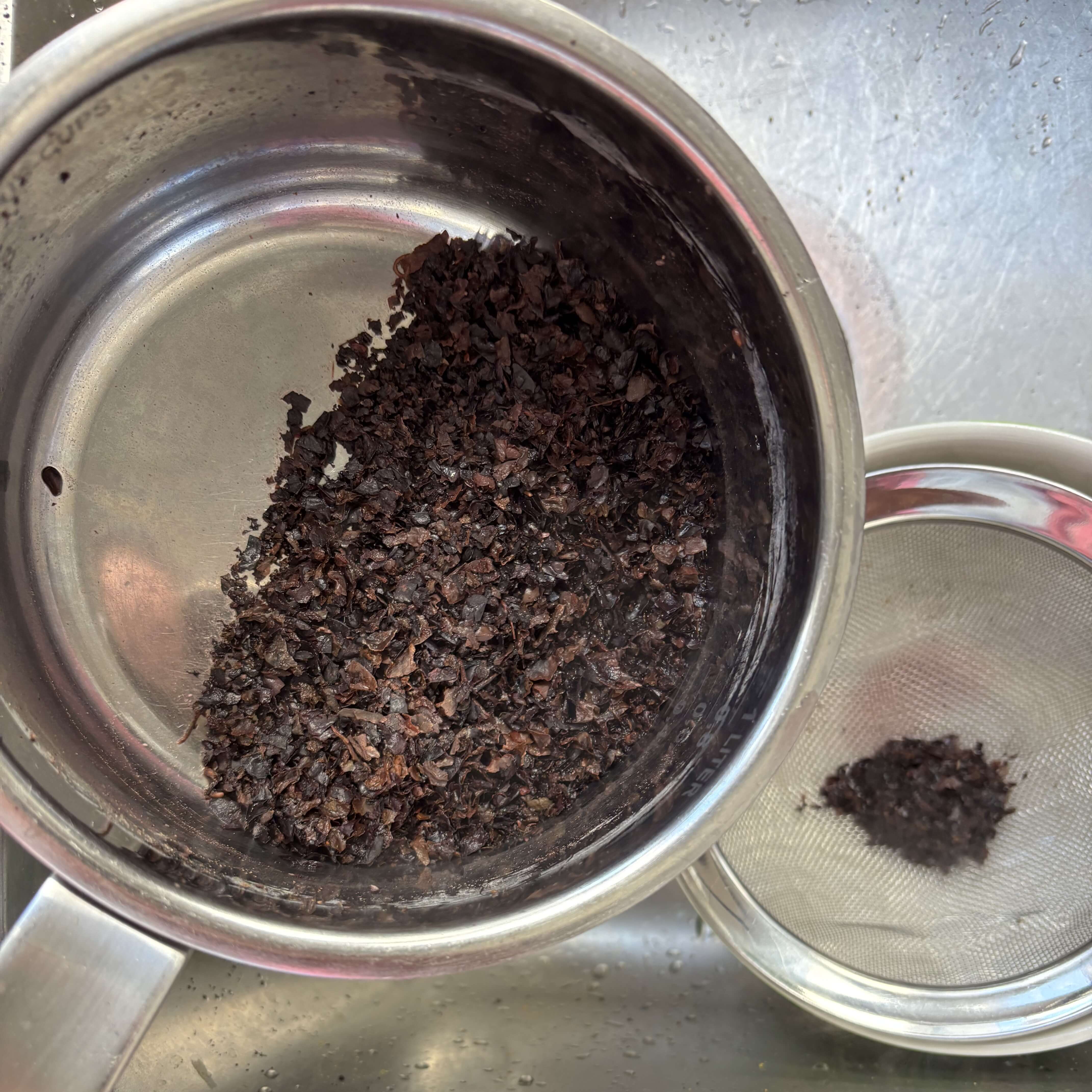 Papierentwicklungsprozess mit Weintrester, Schritt 1