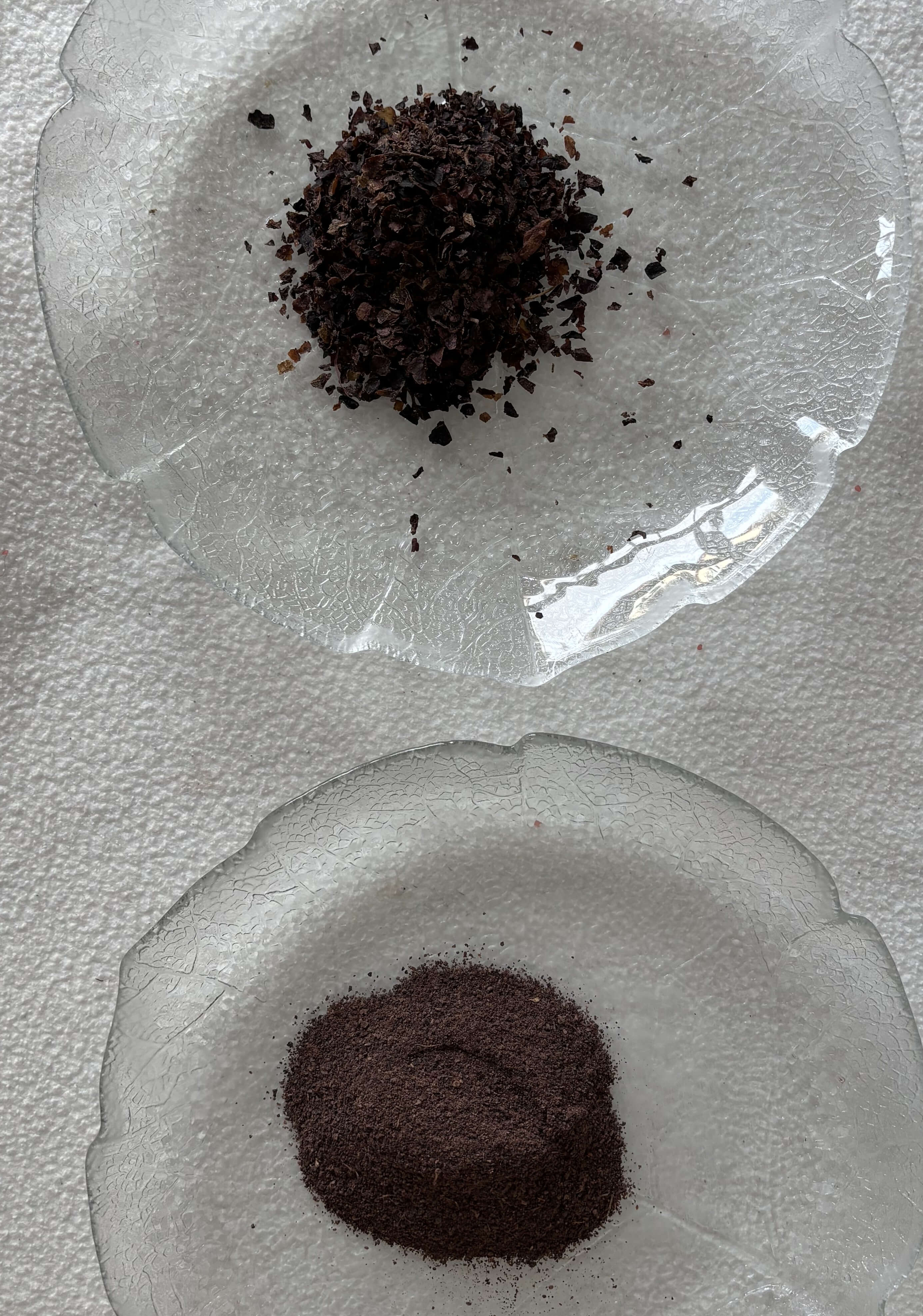 Weintrester auf Schalen in zwei Verarbeitungsstufen