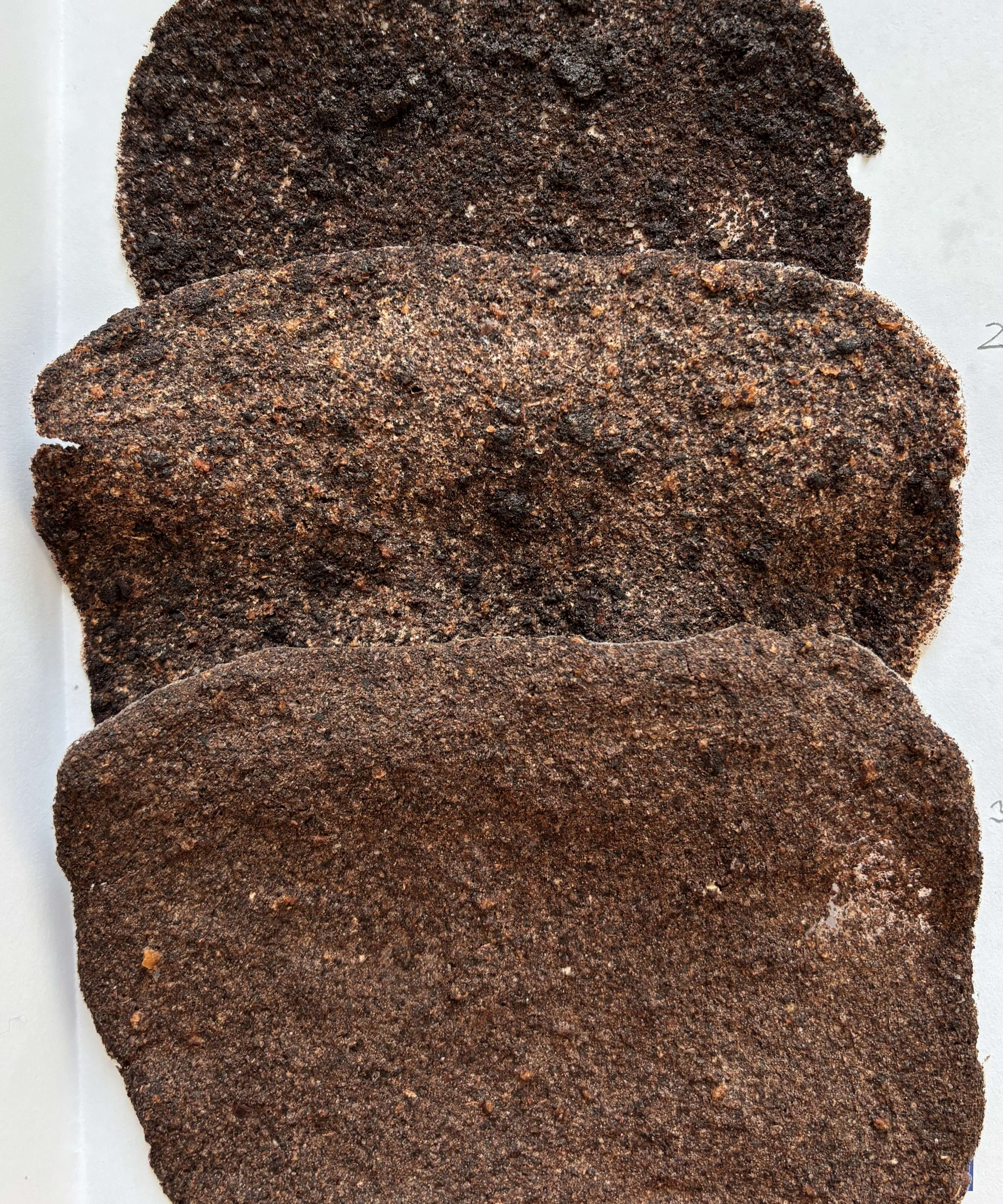 Mehrere gestapelte Platten aus Trestermaterial