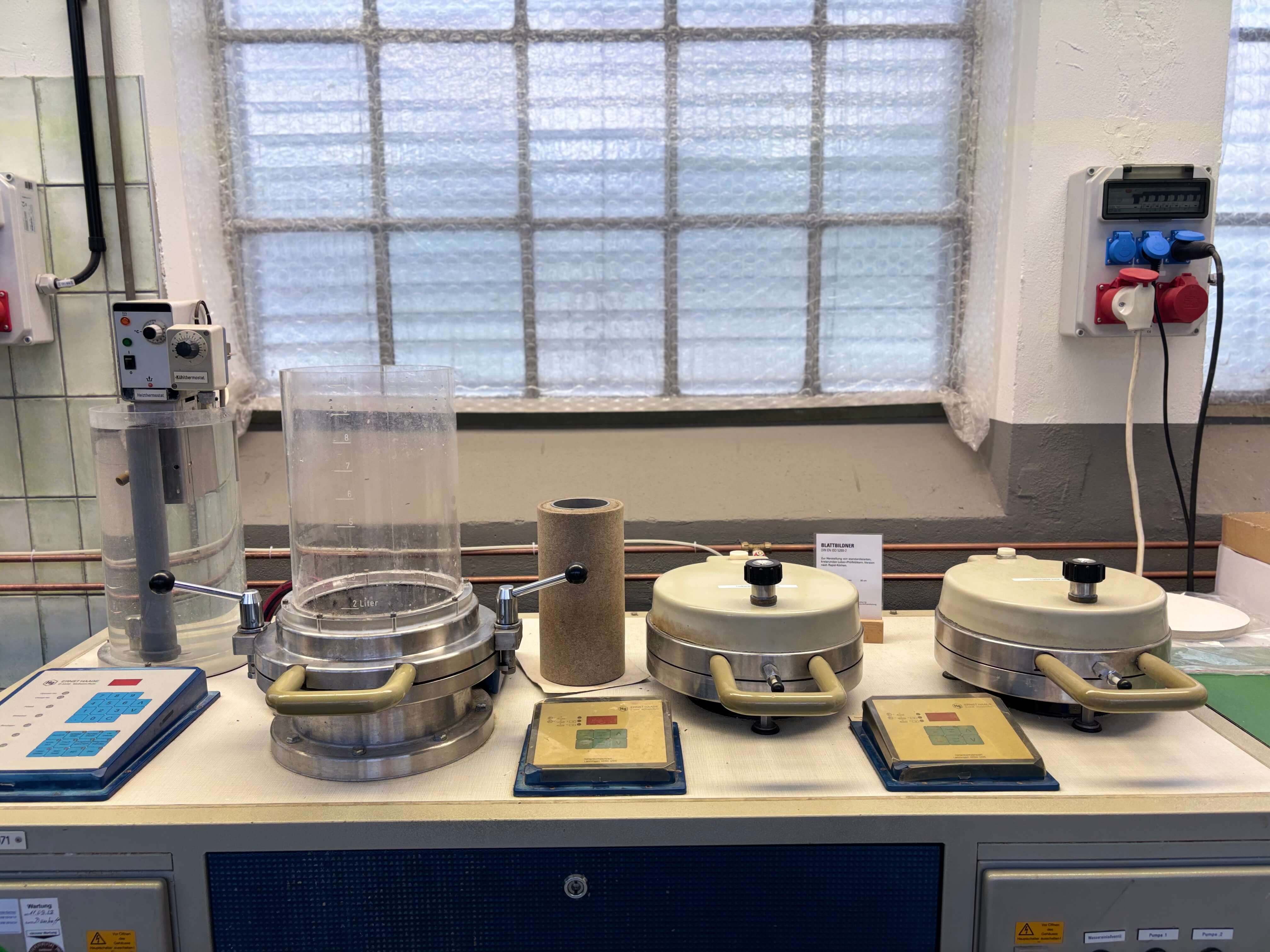 Labor- und Materialprüfung des Tresterpapiers, Ansicht 2