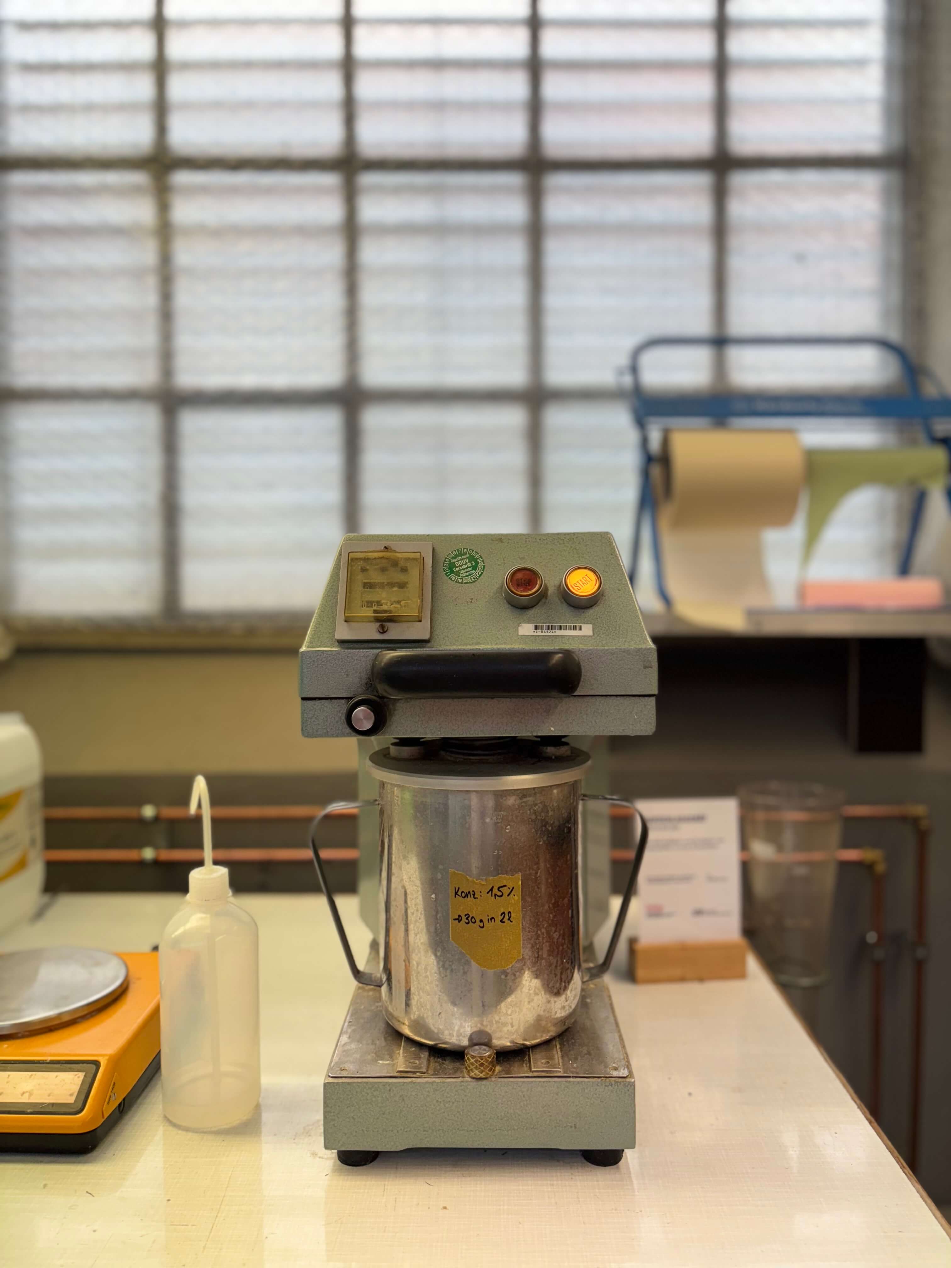 Labor- und Materialprüfung des Tresterpapiers, Ansicht 3