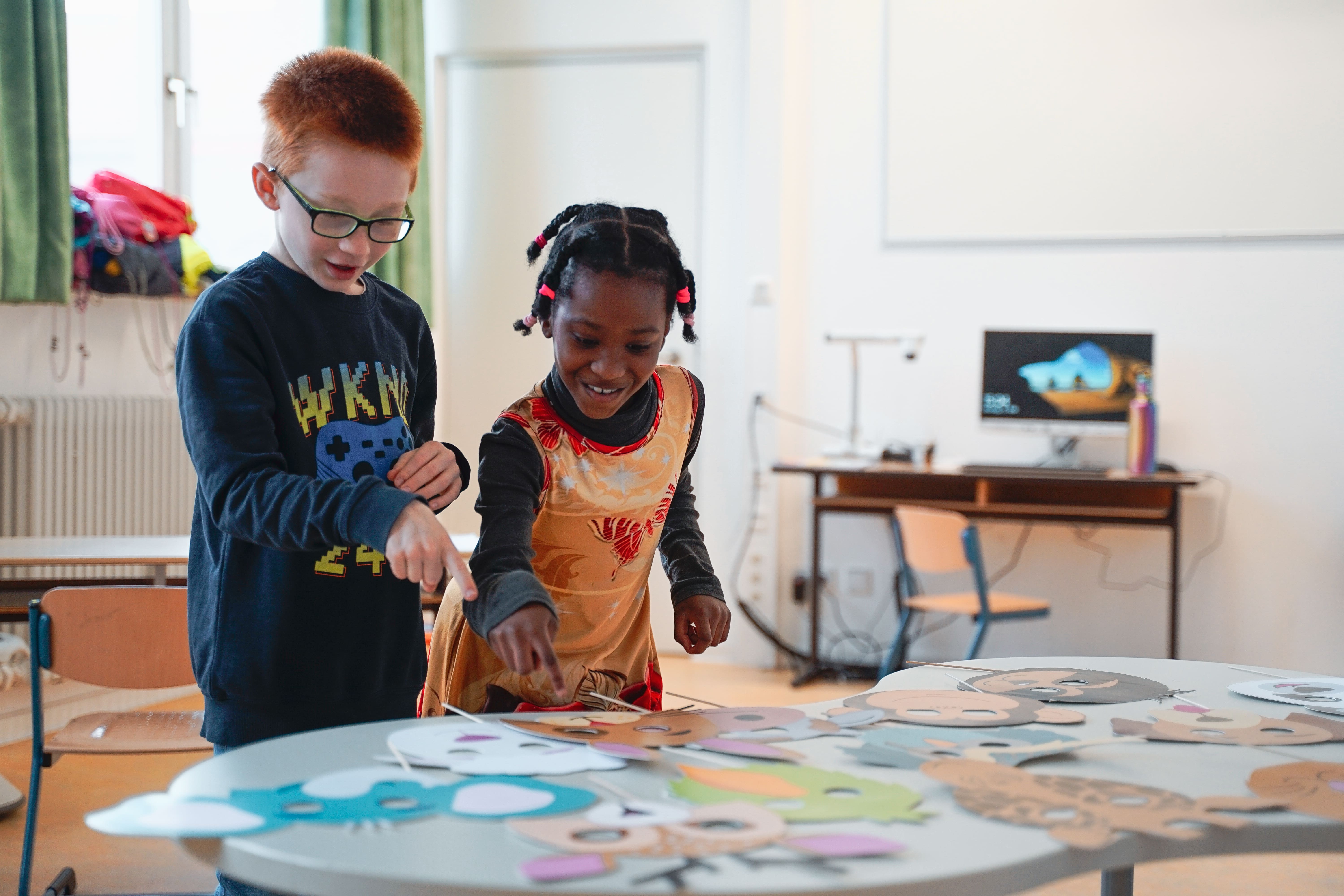 Children arranging the intervention material on a table